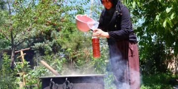 Odun ateşinde 8 saat kaynayan kozalak şurubuna yoğun ilgi