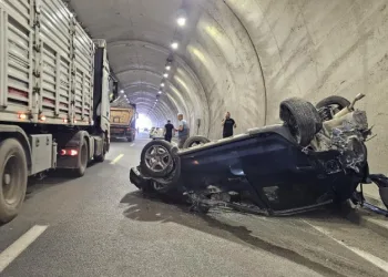 Kontrolden çıkan otomobil tünelde metrelerce takla attı: 2 yaralı