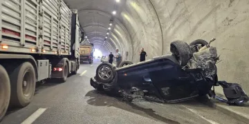 Kontrolden çıkan otomobil tünelde metrelerce takla attı: 2 yaralı