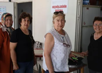 Emekli kadınlar gözleme satarak üniversitelilere destek oluyor