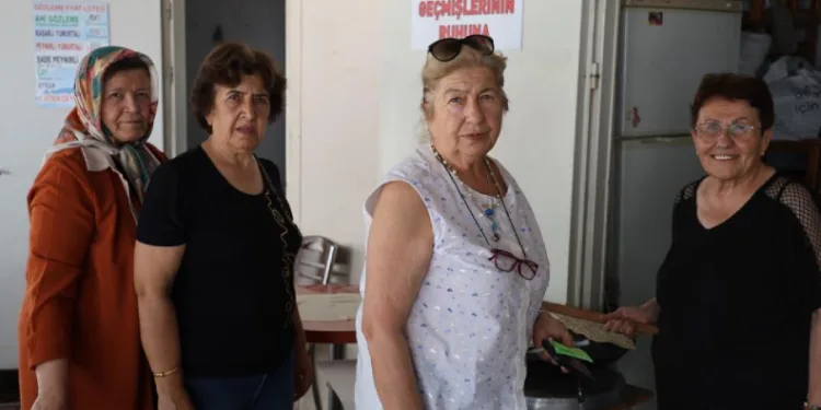 Emekli kadınlar gözleme satarak üniversitelilere destek oluyor
