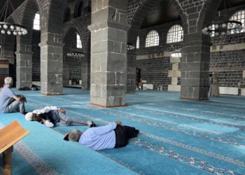 Diyarbakır’da termometreler 40 dereceyi gösterince vatandaşlar soluğu camilerde aldı