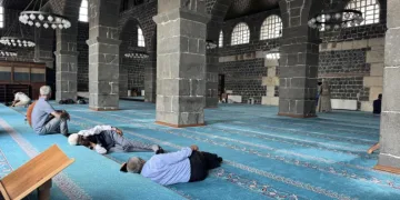 Diyarbakır’da termometreler 40 dereceyi gösterince vatandaşlar soluğu camilerde aldı