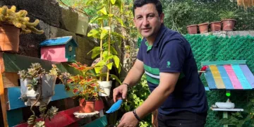 Osmaniye’de sıcaklığa bahçesinde kurduğu yağmurlama sistemiyle çözüm buldu