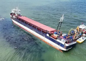 Karasu’da karaya oturan gemiyi kurtarma çalışmalarına başlandı