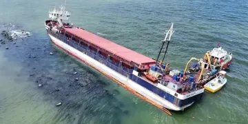 Karasu’da karaya oturan gemiyi kurtarma çalışmalarına başlandı