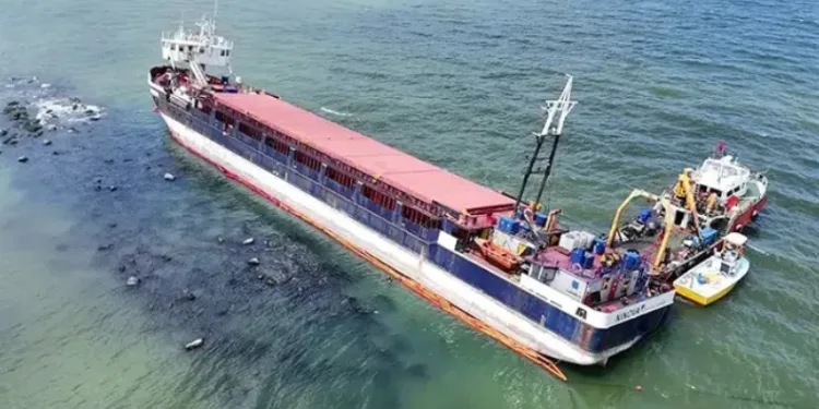 Karasu’da karaya oturan gemiyi kurtarma çalışmalarına başlandı
