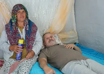 Felçli eşinin rahat etmesi için başında sinek nöbeti tutuyor