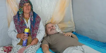Felçli eşinin rahat etmesi için başında sinek nöbeti tutuyor