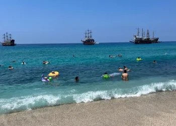 Alanya’da turistler denize koştu