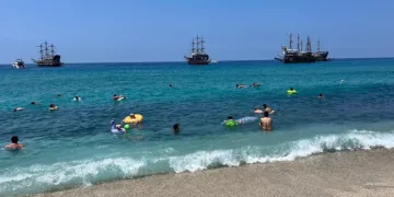Alanya’da turistler denize koştu