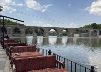 Diyarbakır’da sıcaklığın 40 dereceyi bulmasıyla tarihi mekanlar boş kaldı