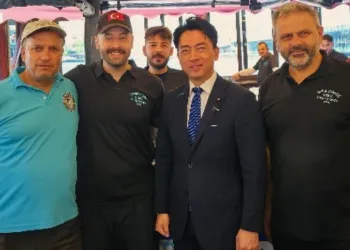 Japonya Savunma Bakan Koizumi Eminönü’nde balık ekmek yedi