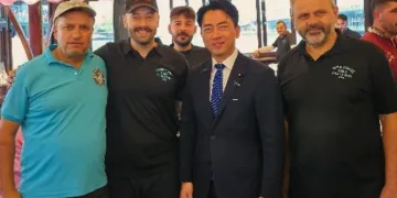 Japonya Savunma Bakan Koizumi Eminönü’nde balık ekmek yedi
