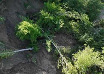 Karabük’te heyelan yolu ulaşıma kapattı