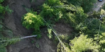 Karabük’te heyelan yolu ulaşıma kapattı