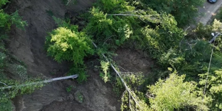 Karabük’te heyelan yolu ulaşıma kapattı