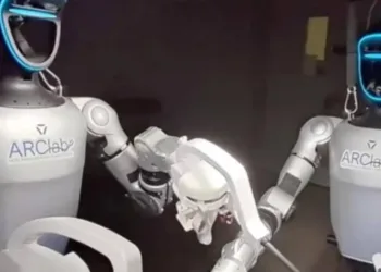 Tarihte ilk kez insansı robotlar canlı hayvanlar üzerinde ameliyat gerçekleştirdi