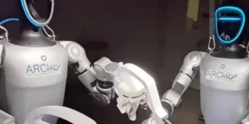 Tarihte ilk kez insansı robotlar canlı hayvanlar üzerinde ameliyat gerçekleştirdi