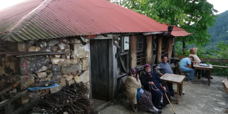 Giresun’da yayla yolundaki 70 yıllık kahvehane zamana direniyor