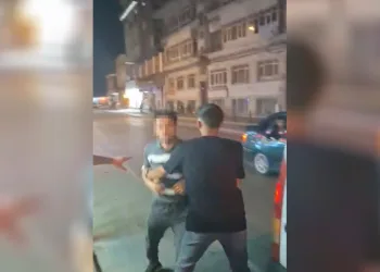 Motosiklet sürücüsüne yumruklu saldırı kamerada