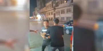 Motosiklet sürücüsüne yumruklu saldırı kamerada