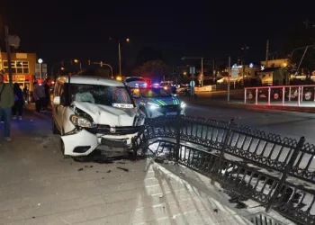 İki motosiklete çarpan sürücü ortalığı savaş alanına çevirdi: 1 ölü, 3 yaralı