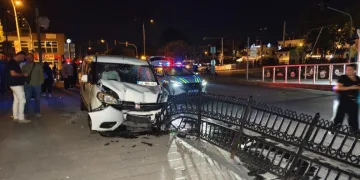 İki motosiklete çarpan sürücü ortalığı savaş alanına çevirdi: 1 ölü, 3 yaralı