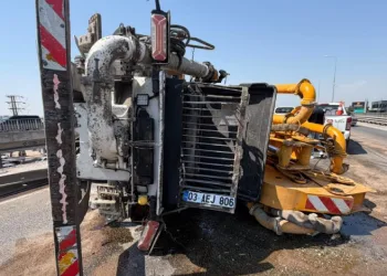 Beton pompası kamyonu bariyerlere çarpıp yan yattı