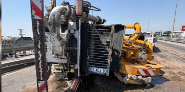 Beton pompası kamyonu bariyerlere çarpıp yan yattı
