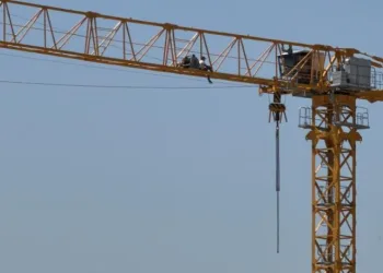 Bolu’da üniversitenin ek bina inşaatında maaş krizi: İşçi vince çıktı