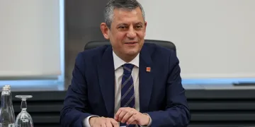 Özgür Özel ‘Yeni Parti’yi açıkladı! CHP kürsüsüne veda etti