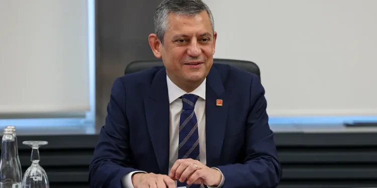Özgür Özel ‘Yeni Parti’yi açıkladı! CHP kürsüsüne veda etti