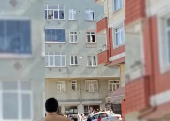 Esenler’de 3’üncü katın evin penceresinde yürüyen bebek yürekleri ağza getirdi