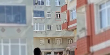 Esenler’de 3’üncü katın evin penceresinde yürüyen bebek yürekleri ağza getirdi