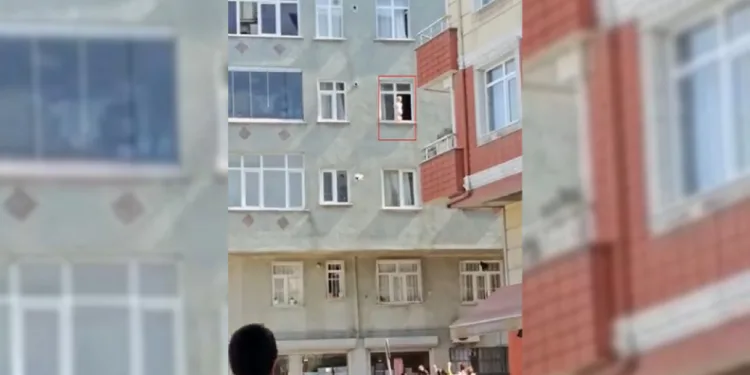 Esenler’de 3’üncü katın evin penceresinde yürüyen bebek yürekleri ağza getirdi