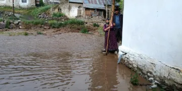 Oltu’da sağanak yağış sele dönüştü
