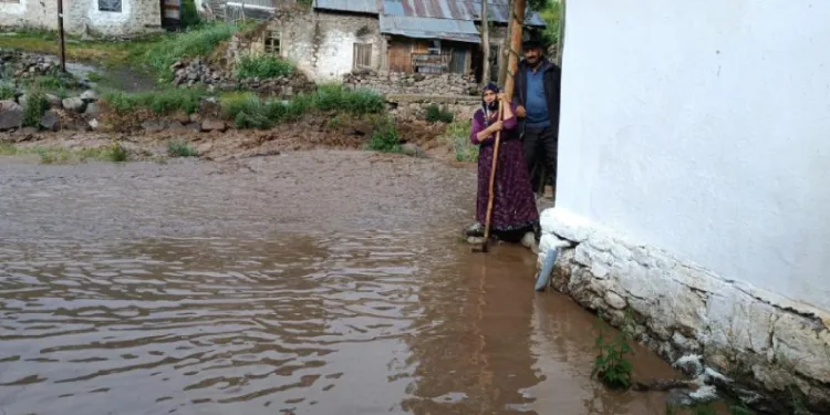 Oltu’da sağanak yağış sele dönüştü