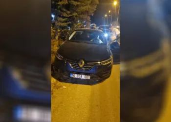 Park halindeki araca çarpan otomobildeki 2 kişi yaralandı