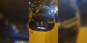 Park halindeki araca çarpan otomobildeki 2 kişi yaralandı