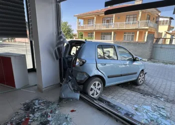 Kontrolden çıkan otomobil araçlara ve iş yerine zarar verdi