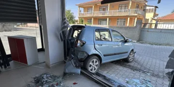 Kontrolden çıkan otomobil araçlara ve iş yerine zarar verdi