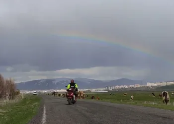 Sağanak yağışın ardından beliren gökkuşağı mest etti