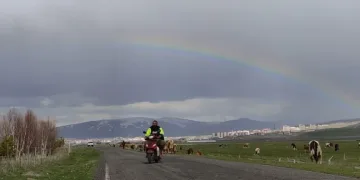 Sağanak yağışın ardından beliren gökkuşağı mest etti