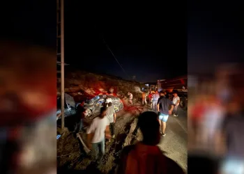 Maltepe’de ters yöne giren otomobil, park halindeki iki araca çarptı: 1 yaralı