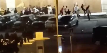 Başakşehir’de iki grup birbirine girdi: Sopa ve flama direkleriyle saldırdılar