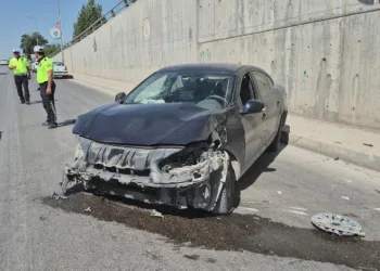 Lastiği patlayan otomobil kaza yaptı: 1 yaralı