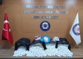 İzmir’de zehir tacirlerine baskın: 3 tutuklama
