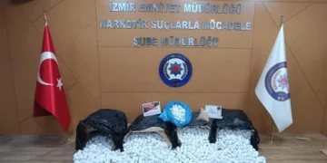 İzmir’de zehir tacirlerine baskın: 3 tutuklama