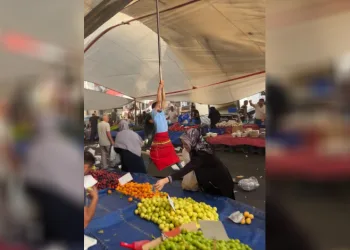 Kuvvetli rüzgarda pazarcı branda direğini bırakmadı, metrelerce havaya yükseldi